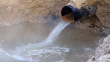 Göl kaplıca paslı eski boru, Azak Denizi, Ukrayna.