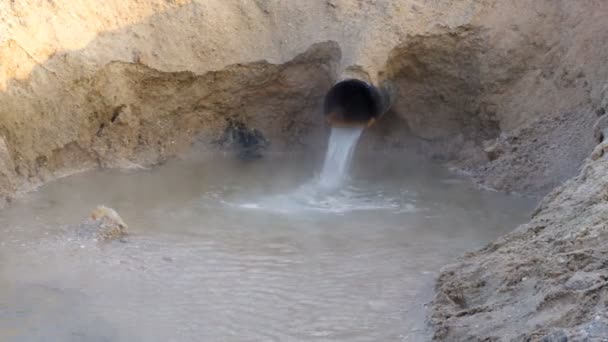 Lago de aguas termales con una tubería vieja oxidada, el mar de Azov, Ucrania . — Vídeos de Stock