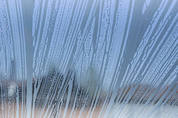 Seifenschaum Muster und Blasen auf Glas, Häuser Hintergrund. — Stockfoto