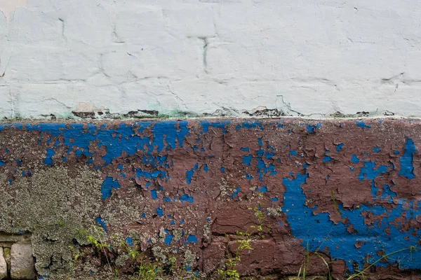 Eski kırık duvar sıva moss ile arka plan, yıpranmış doku yaşlı.