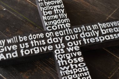 Siyah ahşap çapraz beyazla duasını eski püskü ahşap tahta yakın çekim.