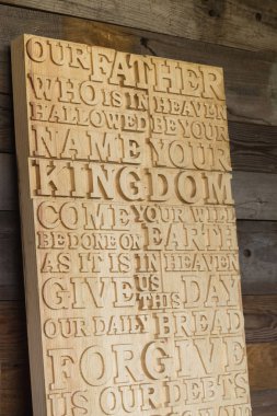 Buluşmalarımıza dua tek kelimesine eski püskü ahşap tahta zemin üzerine oyma ahşap.