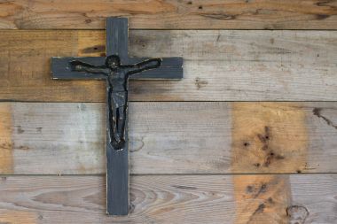 Siyah güzel tahta haç üzerinde eski püskü doğal ahşap tahta yakın çekim.