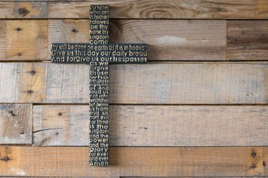 Buluşmalarımıza dua ile eski püskü ahşap tahta arka plan üzerinde siyah ahşap çapraz.