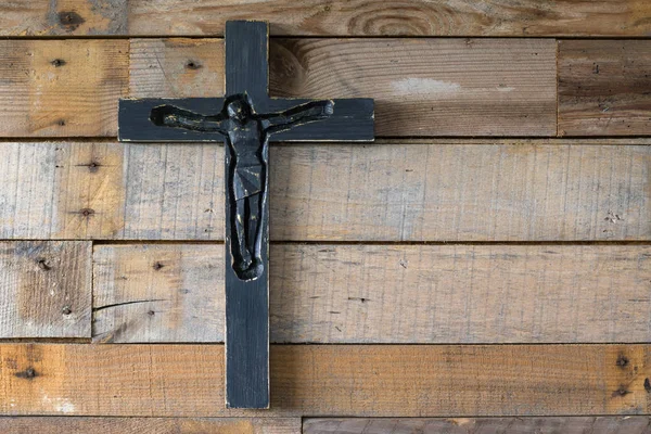 Siyah güzel tahta haç üzerinde eski püskü doğal ahşap tahta yakın çekim.