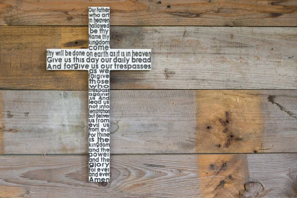 Cruz de madera blanca con la oración del Señor sobre el fondo de tabla de madera de mala calidad . — Foto de Stock