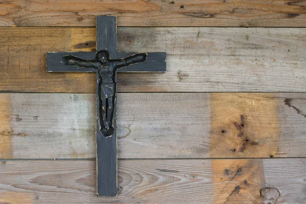 Siyah güzel tahta haç üzerinde eski püskü doğal ahşap tahta yakın çekim.