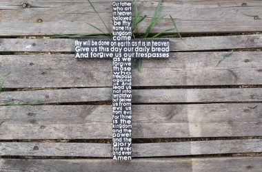 Ahşap çarmıhta yıpranmış ahşap tahta arka plan buluşmalarımıza dua ile.