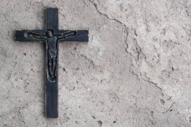 Arka plan siyah tahta haç ile gri beton üzerinde çatlaklar.
