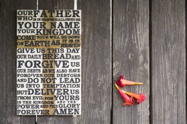  Buluşmalarımıza dua kelime üzerinde kırmızı çiçekli eski püskü ahşap tahta oyma ahşap.  