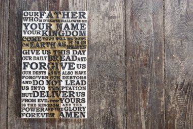 Buluşmalarımıza dua kelime karanlık eski püskü ahşap tahta arka plan üzerinde oyulmuş ahşap.