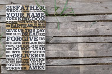 Buluşmalarımıza dua Ahşap oyma kelimesine eski ahşap tahta yıpranmış.