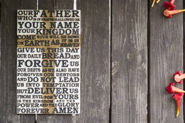 Buluşmalarımıza dua Word üzerinde kırmızı çiçekli eski püskü ahşap tahta.