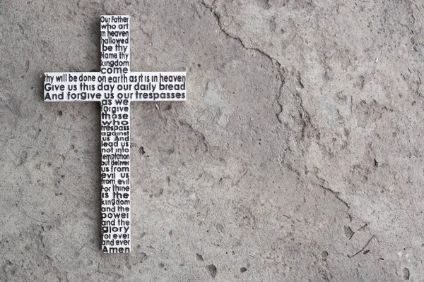 Cruz de madera blanca con la oración del Señor sobre el hormigón gris con fondo de grietas . — Foto de Stock