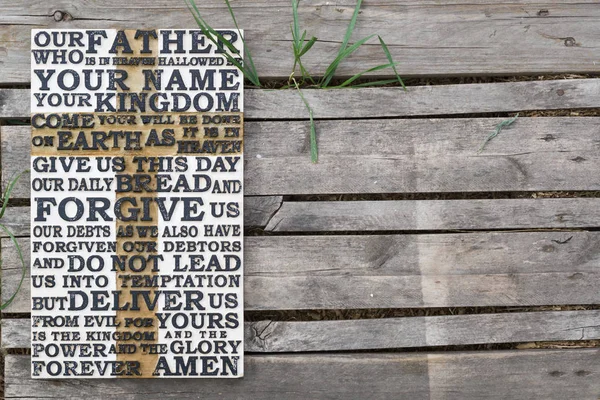 Buluşmalarımıza dua Ahşap oyma kelimesine eski ahşap tahta yıpranmış.