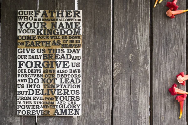 Buluşmalarımıza dua Word üzerinde kırmızı çiçekli eski püskü ahşap tahta.