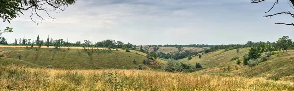 Panoramik görünümü. Manzara mavi gökyüzü arka plan ile güzellikteki bir vadinin. — Stok fotoğraf