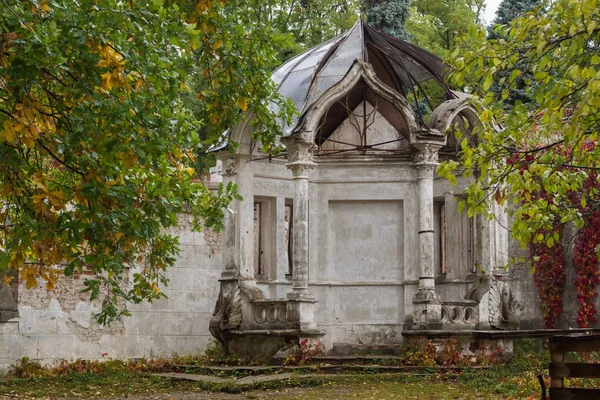 Antiguo cenador abandonado en el parque de otoño, Palacio de Konig, Ucrania . — Foto de Stock