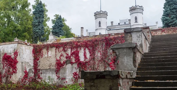 Eski Gotik Koenig Sarayı. Kale Sharovka, Ukrayna