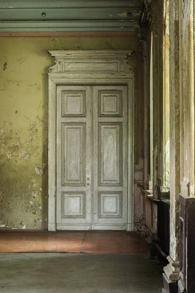 La porte de l'ancien palais abandonné de Koenig . — Photo