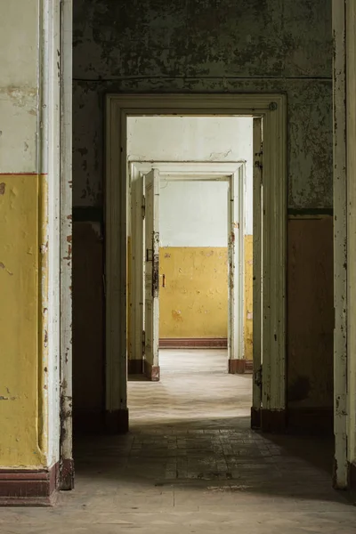 Interior del antiguo palacio abandonado de Koenig. Perspectiva — Foto de Stock
