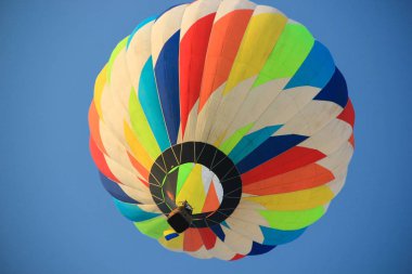 Mavi gökyüzü arka plan üzerinde renkli balon