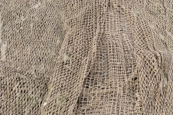 Una vecchia rete da pesca in un villaggio di pescatori — Foto Stock