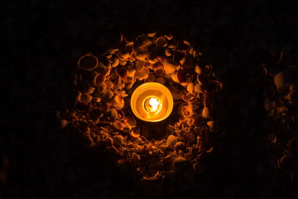 Abendstrand mit Kerzen auf Sand — Stockfoto