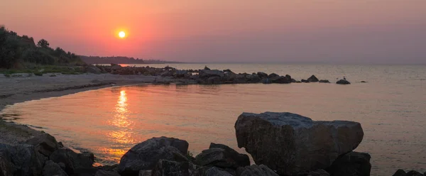Belo pôr do sol da noite na baía do mar — Fotografia de Stock