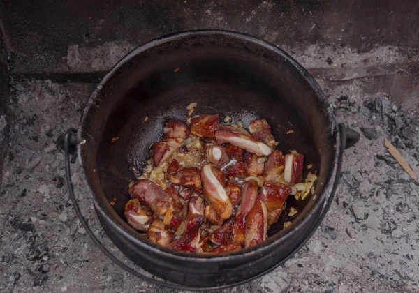 Close-up de cozinhar carne em um caldeirão em carvão, piquenique, turismo — Fotografia de Stock