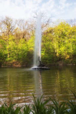 Ulusal Dendroloji Parkı Sofiyivka, Uman, Ukrayna 'da Çeşmeli Yılan Parkı' nın güzel manzarası