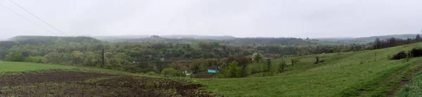 Панорама. Традиційний український пейзаж. Зелена долина, ліс, озеро і будинок. — стокове фото
