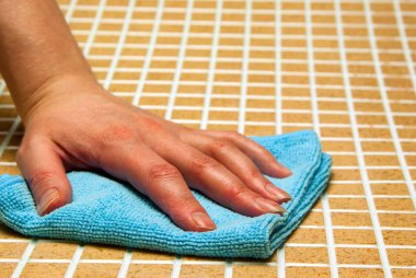  Mavi bir bez bir elinde 