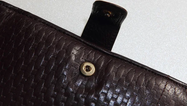 フラップレザーブラウンの財布フライで擦り傷 — ストック写真