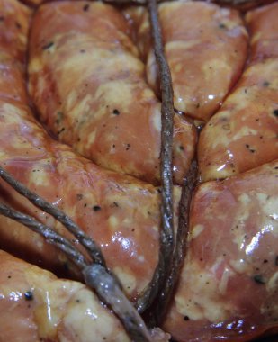 Bir halatla bağlanmış doğal bir kılıfın içinde daire şeklinde kıvrılmış sosis.