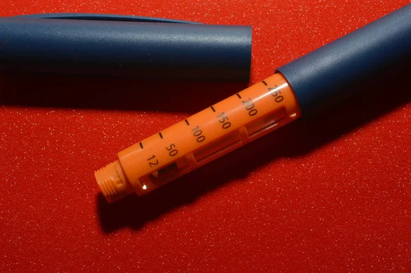 Fondo Rosso Una Penna Siringa Introduzione Insulina Paziente Con Diabete — Foto Stock