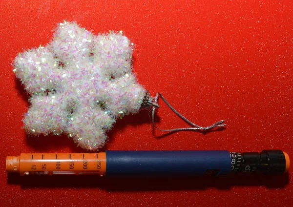 Czerwonym Tle Płatek Śniegu Wstrzykiwaczem Strzykawki Celu Wprowadzenia Insuliny Organizmu — Zdjęcie stockowe