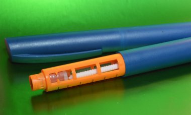 Şeker hastası bir hastaya insülin verilmesi için şırınga kalem. Endokrinolojik hastalıkların tedavisi. Tıp kavramı.