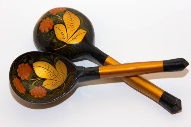 Khokhloma tarzında boyanmış iki kaşık.