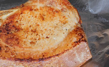 Alüminyum folyoda pişmiş domuz eti, fırında et yemeği pişirme süreci..