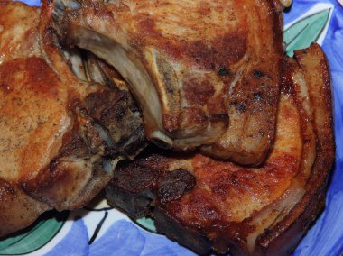 Alüminyum folyoda pişmiş domuz eti, fırında et yemeği pişirme süreci..