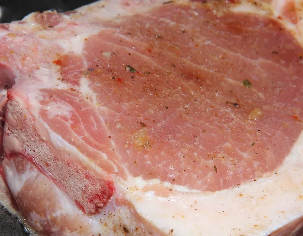 Ψημένο Κομμάτι Χοιρινό Κρέας Αλουμινόχαρτο Διαδικασία Μαγειρέματος Των Πιάτων Κρέατος — Φωτογραφία Αρχείου