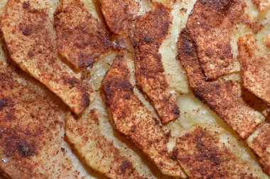 Pastanın üst kısmının arka planında elmalı turta hazır.