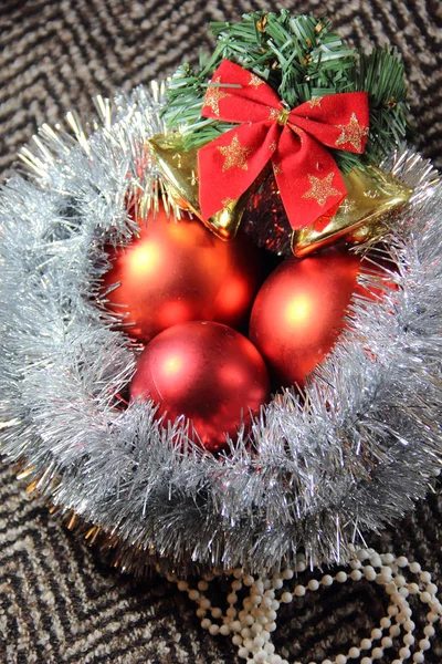 クリスマスツリーの装飾 赤いボールは銀のチンセルに置かれた — ストック写真