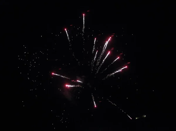Εορταστικά Πυροτεχνήματα Ενάντια Στον Μαύρο Ουρανό — Φωτογραφία Αρχείου