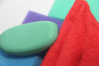 Mülk, ofis ve ev temizliği kavramı. Bu, temizliğe rehberlik eden bir araç. Sabun, sünger, paçavra..