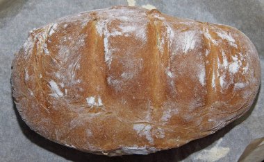 Hazır yemek var. Gevrek buğday kabuklu ev yapımı ekmek..