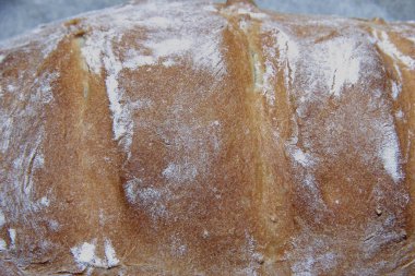 Hazır yemek var. Gevrek buğday kabuklu ev yapımı ekmek..