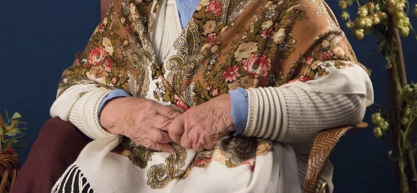 Les Mains Une Femme Âgée Ridée Malade Qui Est Assis — Photo