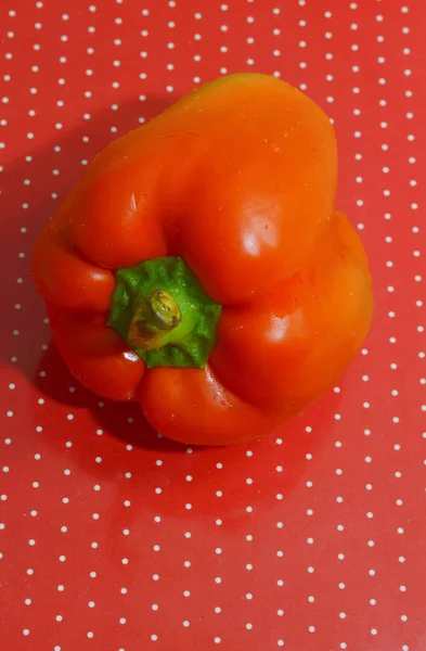 Pimentão Vermelho Doce Fundo Vermelho Com Bolinhas — Fotografia de Stock